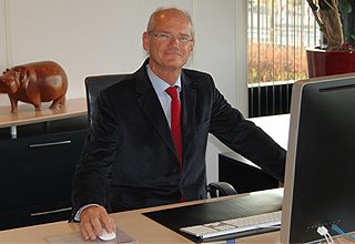 P.J. Berveling, eigenaar van Geostick achter zijn bureau
