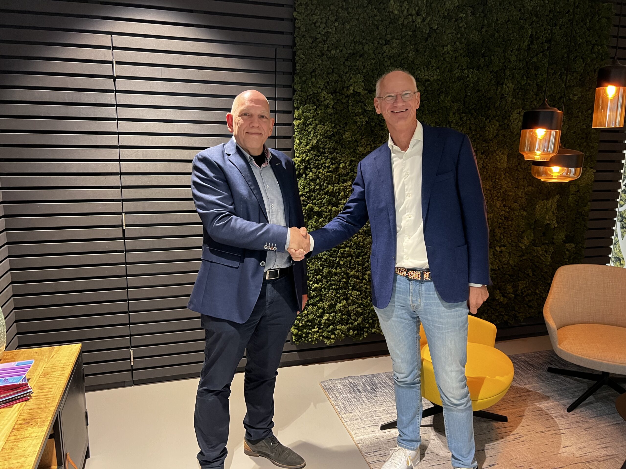 Peter Berveling en Tjalling van Leeuwen schudden elkaar de hand na de officiële overname van Van Leeuwen gevaarsetiketten.
