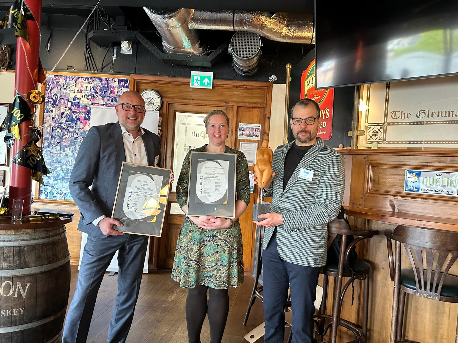 ISO 26000 certificaat behaald CEO Armand van Huut samen met Suzanne en Mathijs houden het behaalde ISO 26000 certificaat in handen.