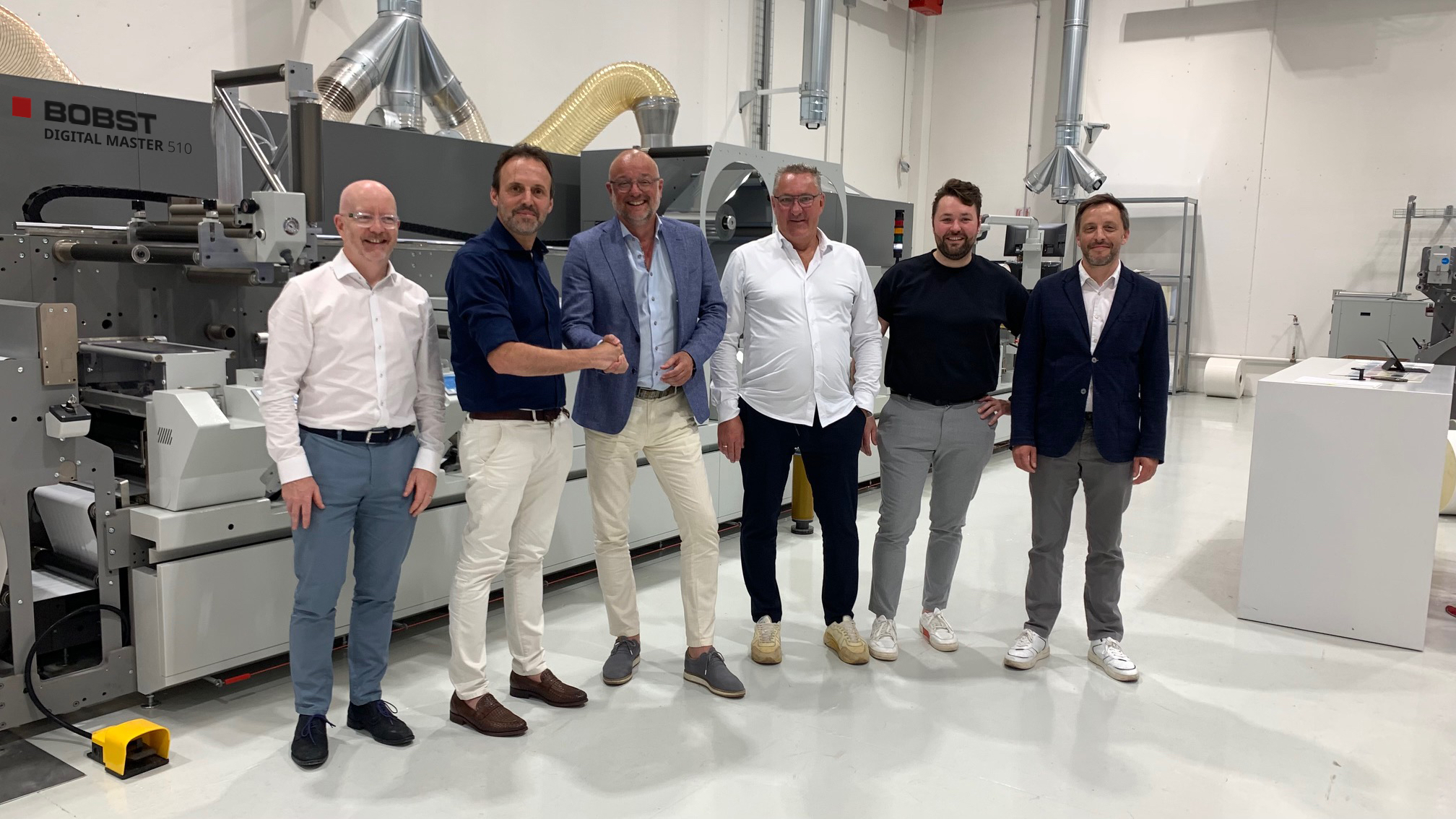 Groepsfoto bij nieuwe BOBST All-in-one